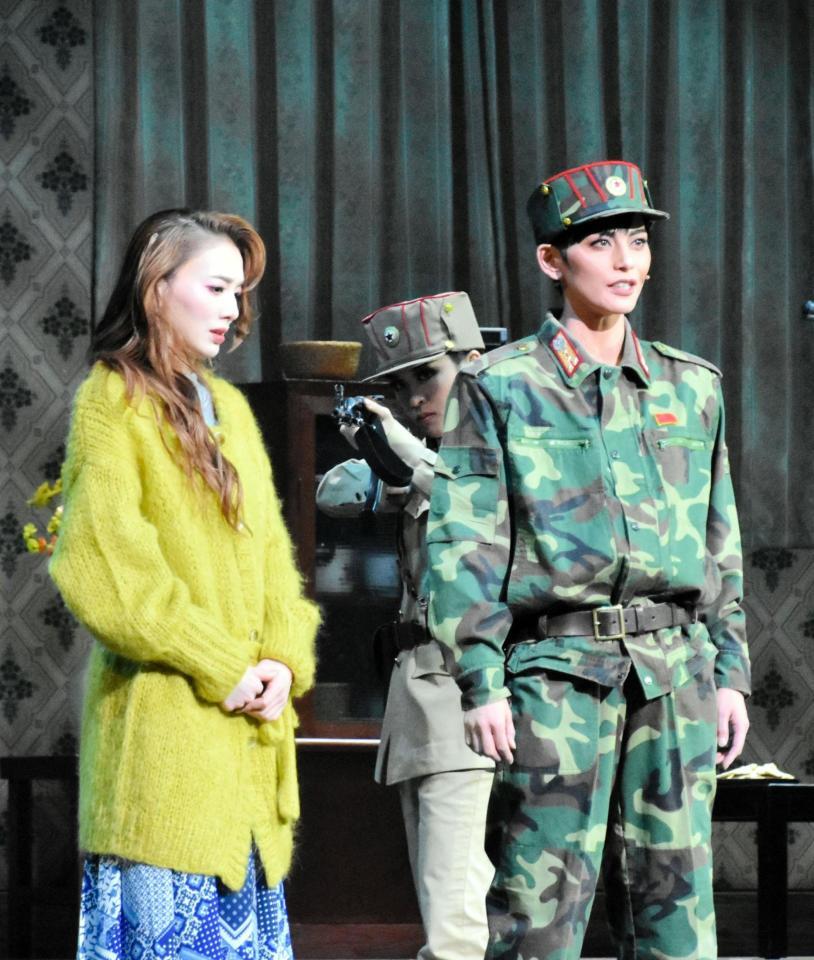 宝塚 雪組新トップ・朝美絢 プレお披露目「愛の不時着」初日 切ない恋