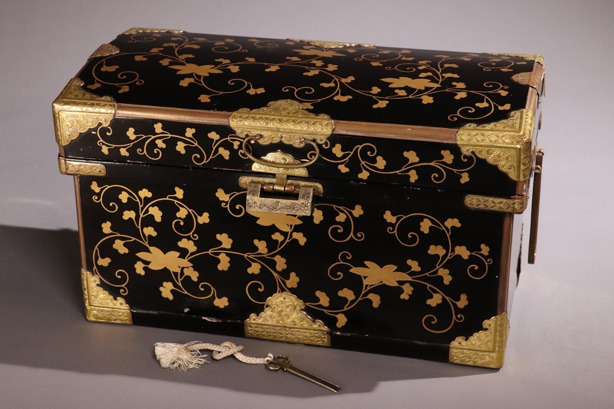 Japanese Lacquer Treasure Box Gold Floral Arabesque Maki-e W/Lock