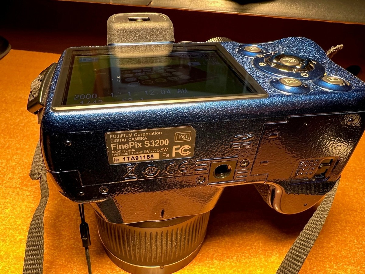 Fuji Finepix S3200 14MP Digital Camera - Blue + SD Card + Box (978