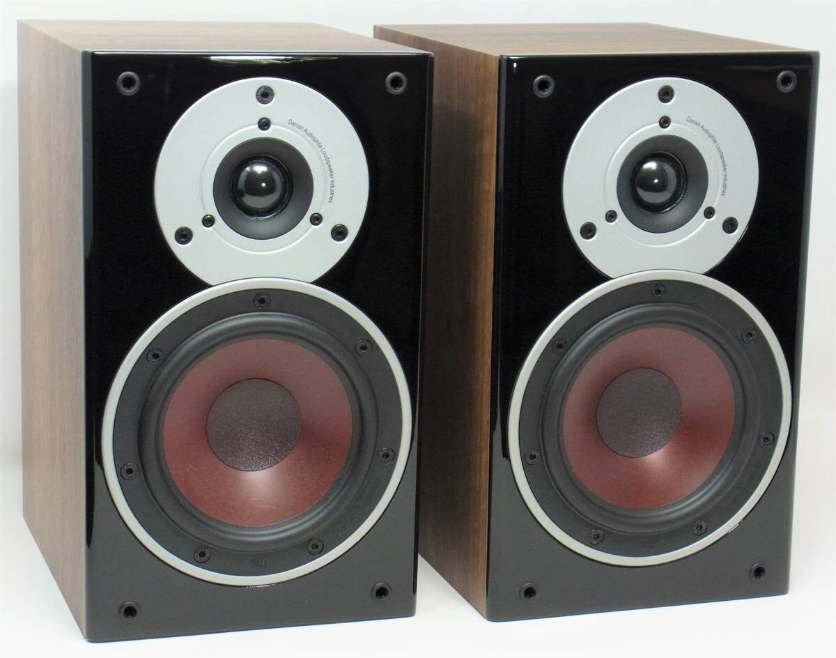 Dali Zensor 1 Bookshelf Speakers Pair Light walnut color Pair Used