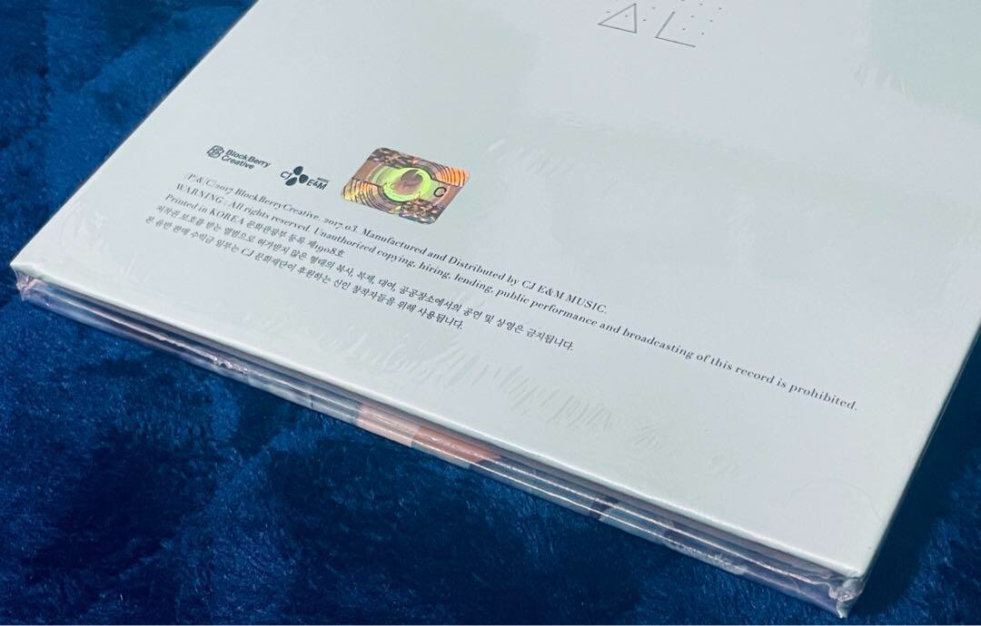 Loona 1/3 Love & Live 1st Mini Album A Version Limited Edition