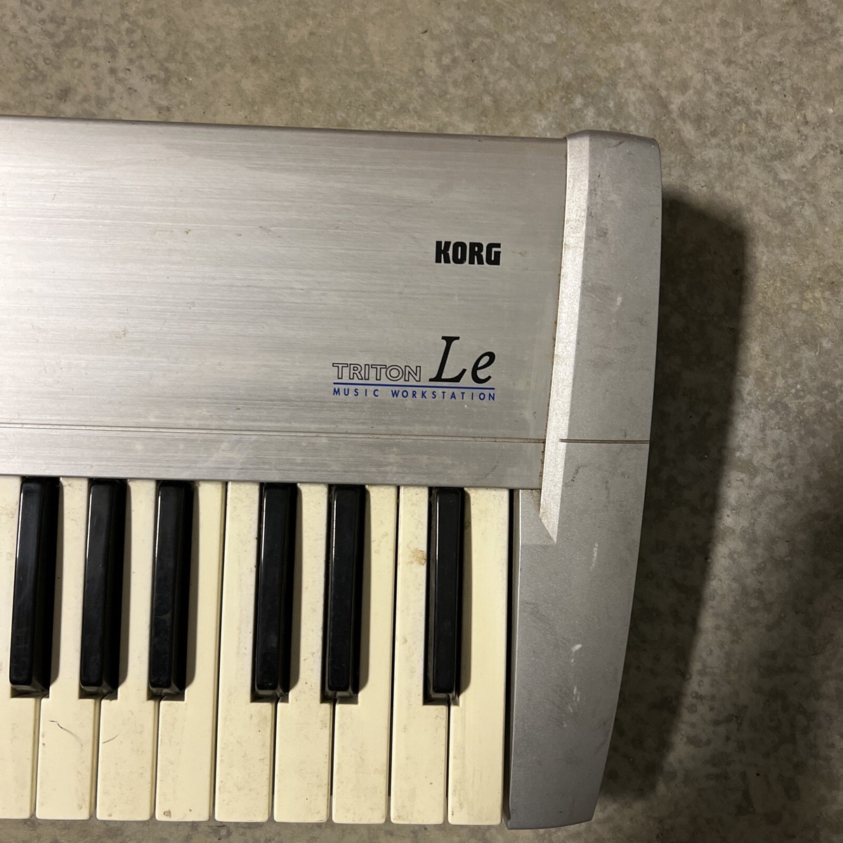 Korg Triton Le 76key MUSIC WORKSTATION KEYBOARD Please read