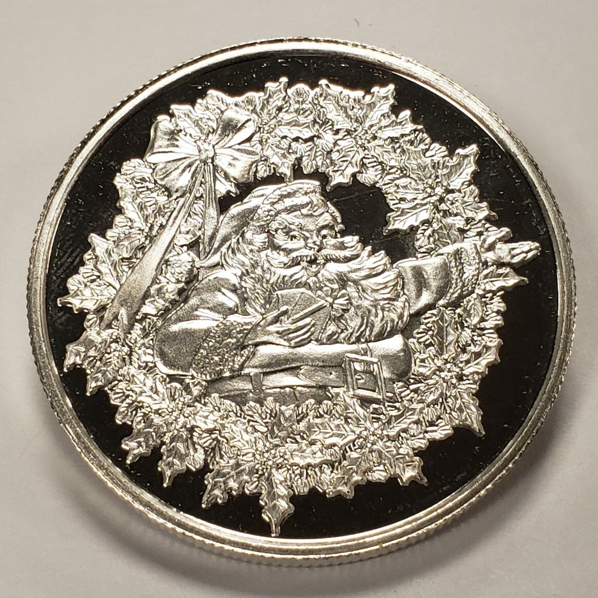 1995 1 oz .999 Silver Round of Christmas Past - Santa in Wreath