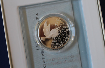1973 United Nations Peace Medal with Stand Franklin Mint Sterling