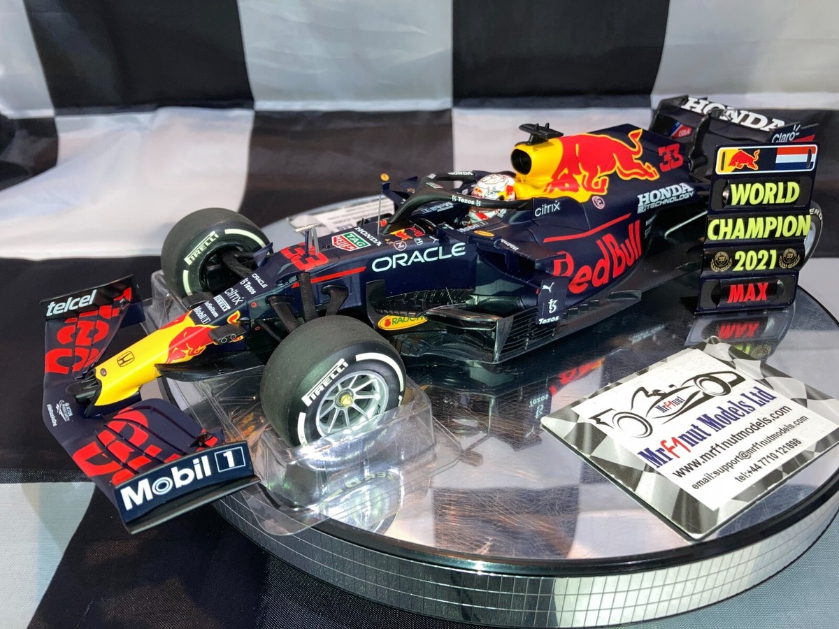 1:18 Minichamps Max Verstappen Red Bull RB16B World Champion Abu