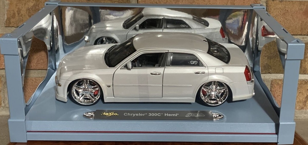 CHRYSLER 300C HEMI WHITE MAISTO LUXURY DIE-CAST COLLECTION 1:18