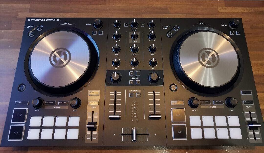 Native Instruments Traktor Kontrol S2 MK3 2-Channel 2-Deck DJ