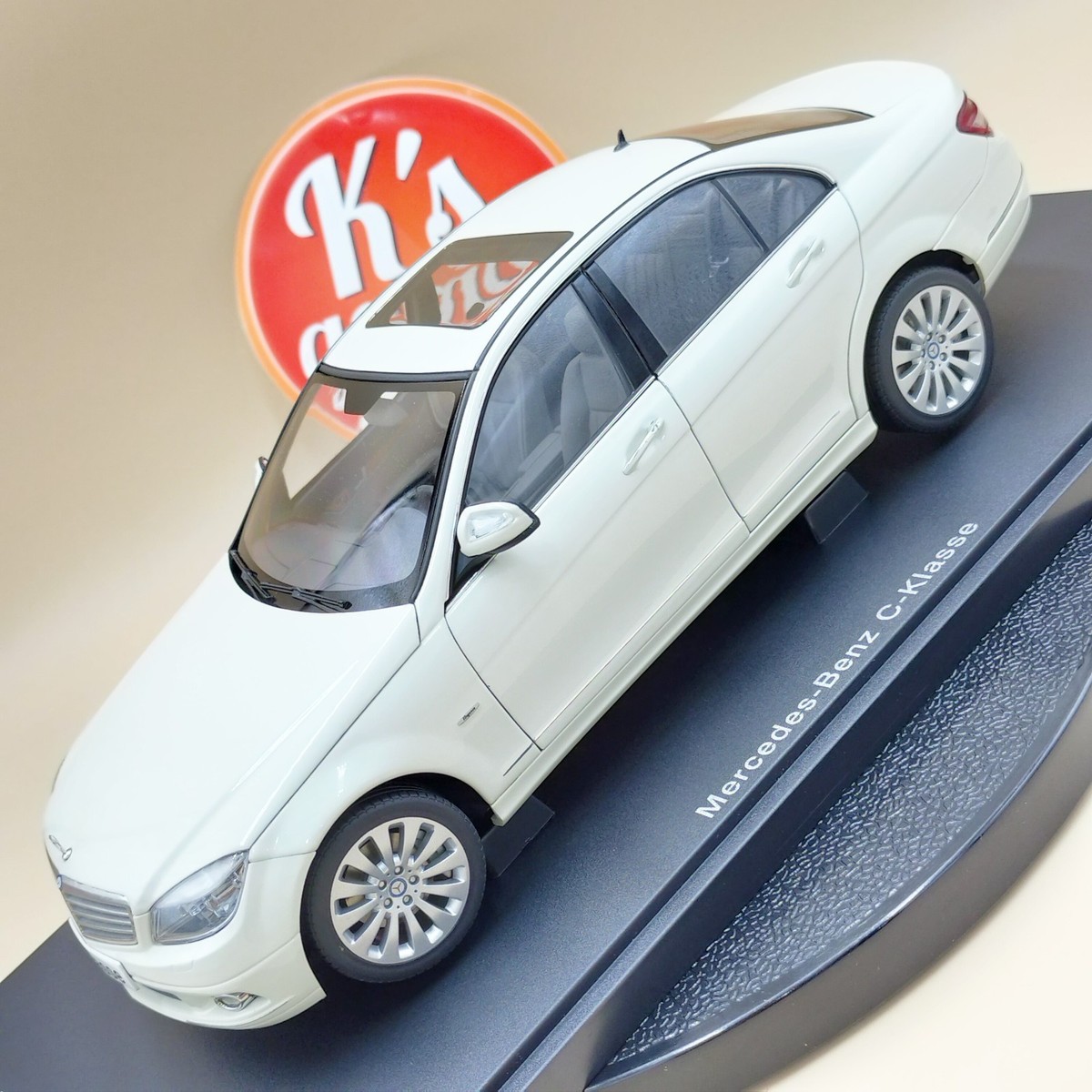 AUTOart 1/18 Mercedes-Benz C-Class Limousine Elegance White 76262