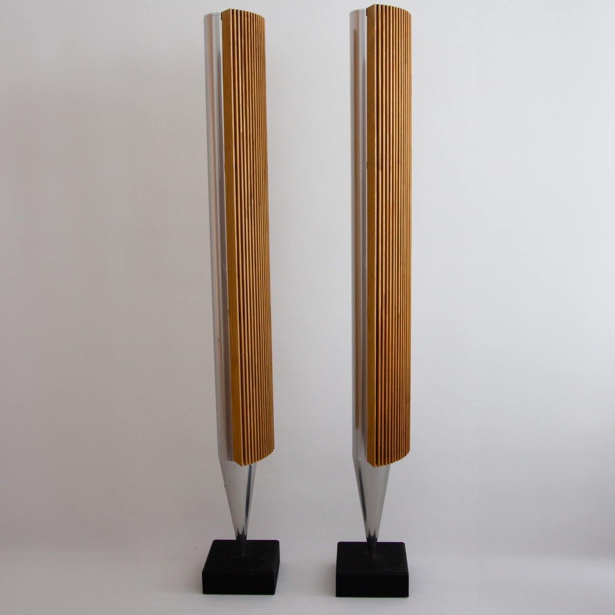 Bang & Olufsen BeoLab 8000スピーカー用の木製カバ