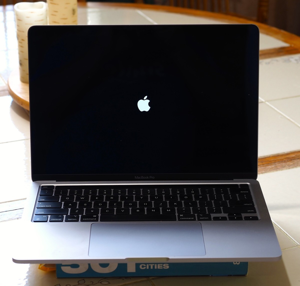 Apple MacBook Pro 13 2020 1tb SSD M1 8-Core 16GB Touch Bar Private