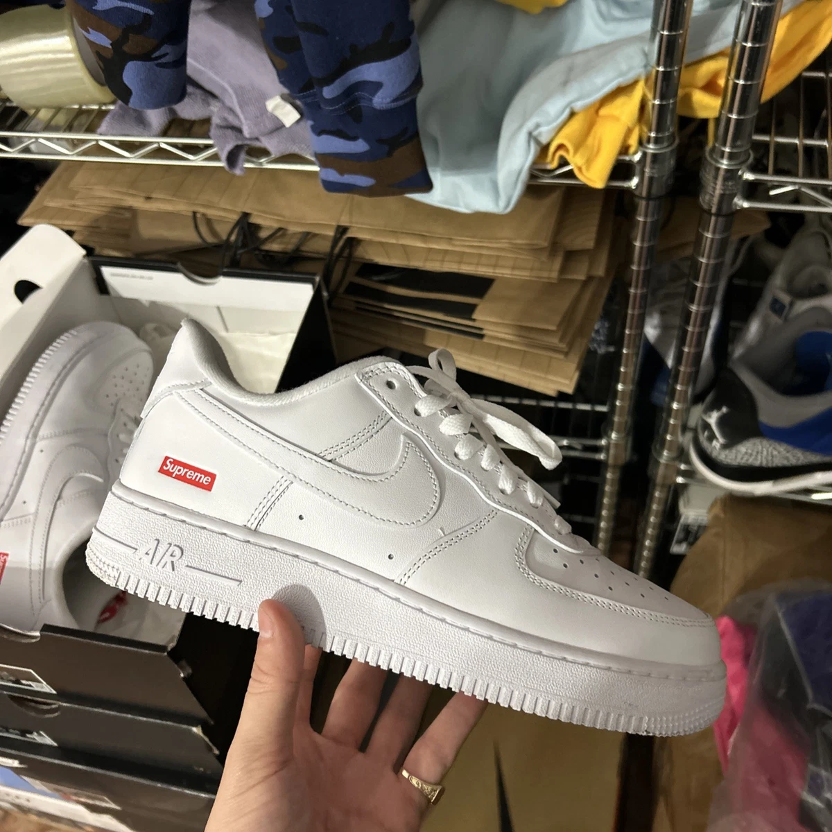Preços baixos em Nike Air Force 1 x Supreme Low Box Logo - White