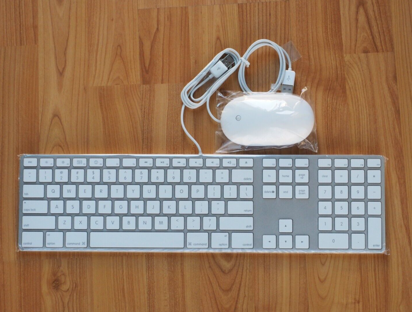 Apple A1243 Wired Keyboard - 2 USB Ports W/Apple Wired Mighty