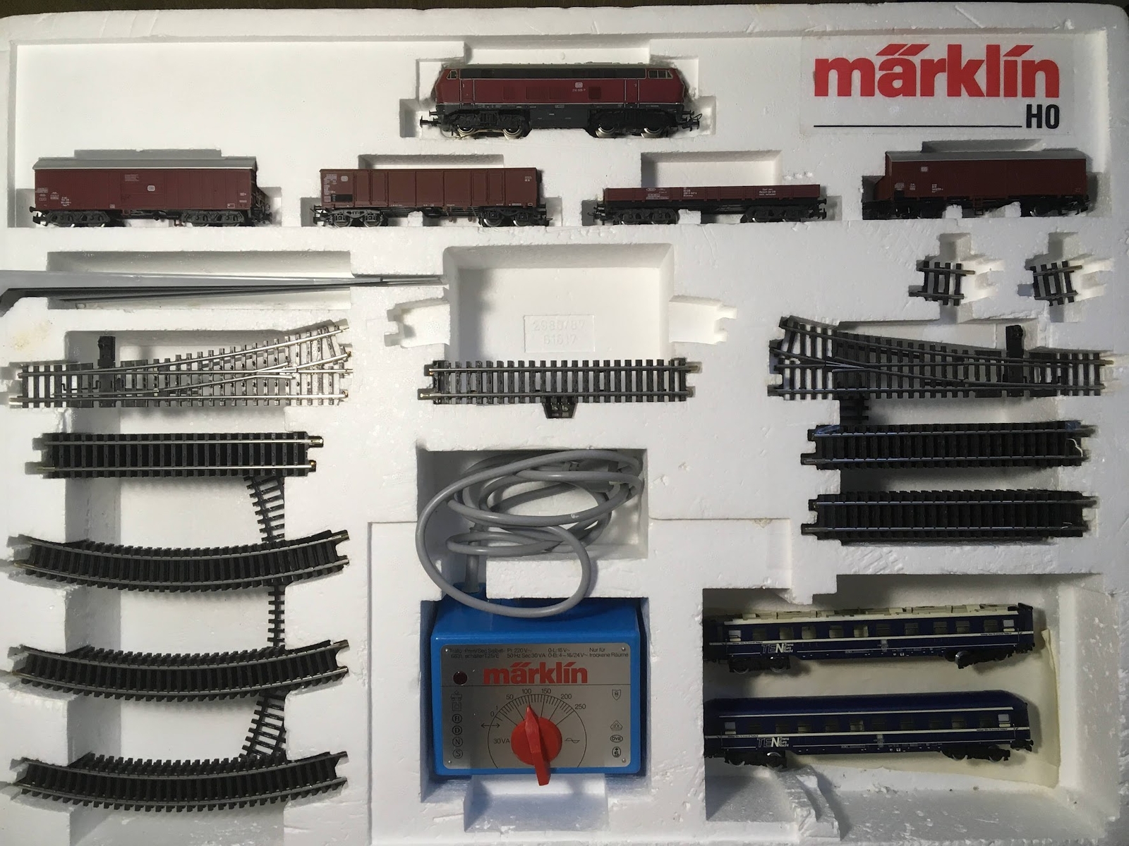MARKLIN HO TRAIN MODEL SET WAGON TRACK LOCOMOTIVE LIGHT CROSSING