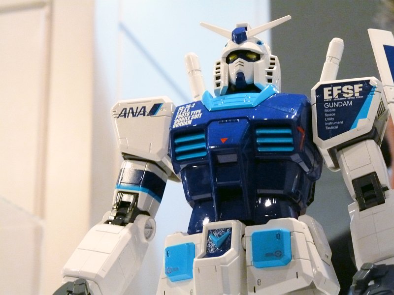 就航セレモニーでお披露目されたANAオリジナルカラーのガンプラと