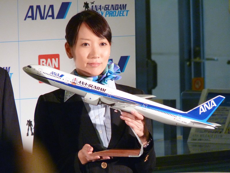 実物大の機体が描かれたガンダムジェット出航開始、オリジナルガンプラ