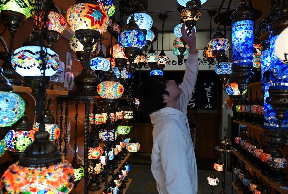 神戸・三宮 高架下におとぎの世界 トルコランプ専門店 240個すべて
