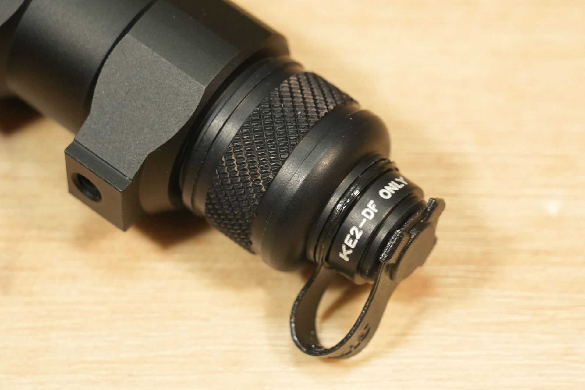 SureFire製スカウトライト用テールキャップ（UE00-BK）とテープ