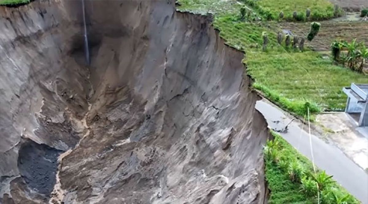 インドネシアに巨大な陥没穴が拡大中、地滑りの恐怖が続く | カラパイア