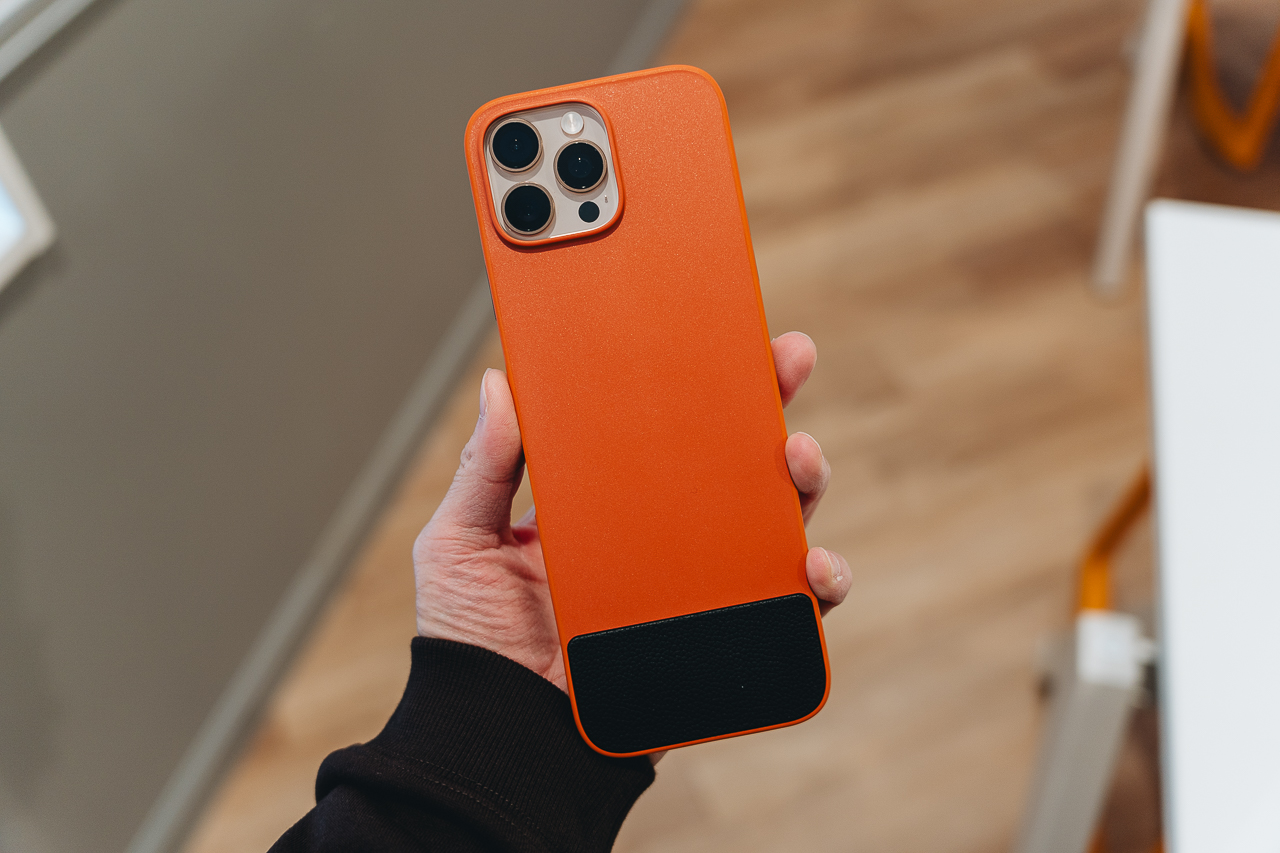 フル画面で文字入力。ポップなキーボード付き保護ケース「Clicks