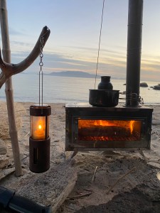 割れない大きな窓が魅力！DOD薪ストーブ「シースルーまきちゃん