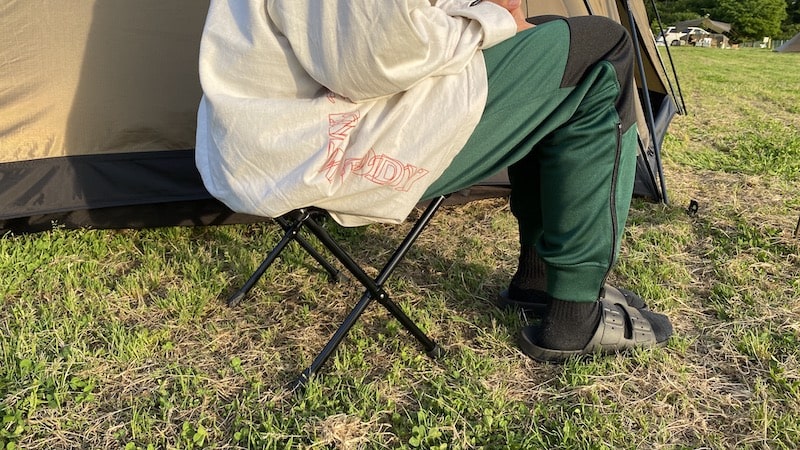 ヘリノックスのタクティカルスピードスツールMが秀逸！天板セットで