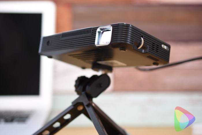 小型で綺麗】おすすめのモバイルプロジェクター「400-PRJ021」を徹底