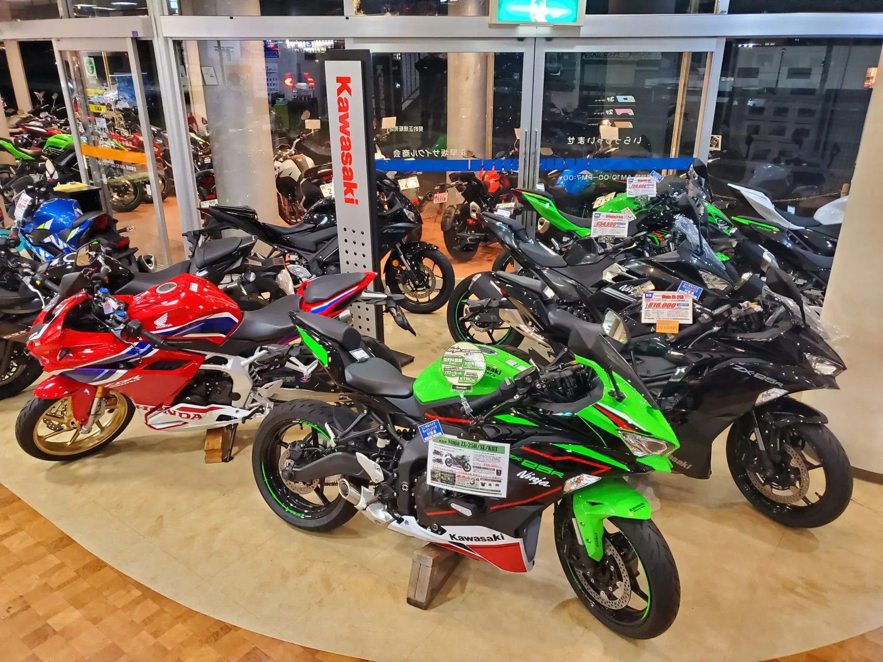 Winter SALE】Ninja ZX-25R 直列4気筒の250！【超得宣言!】｜バイク