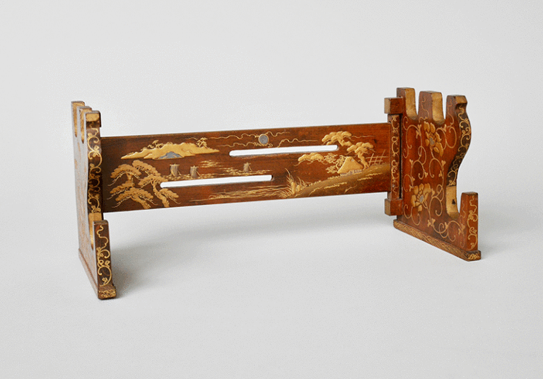桑秋草田舎家図蒔絵畳刀掛Mulberry wooden and lacquered sword rack
