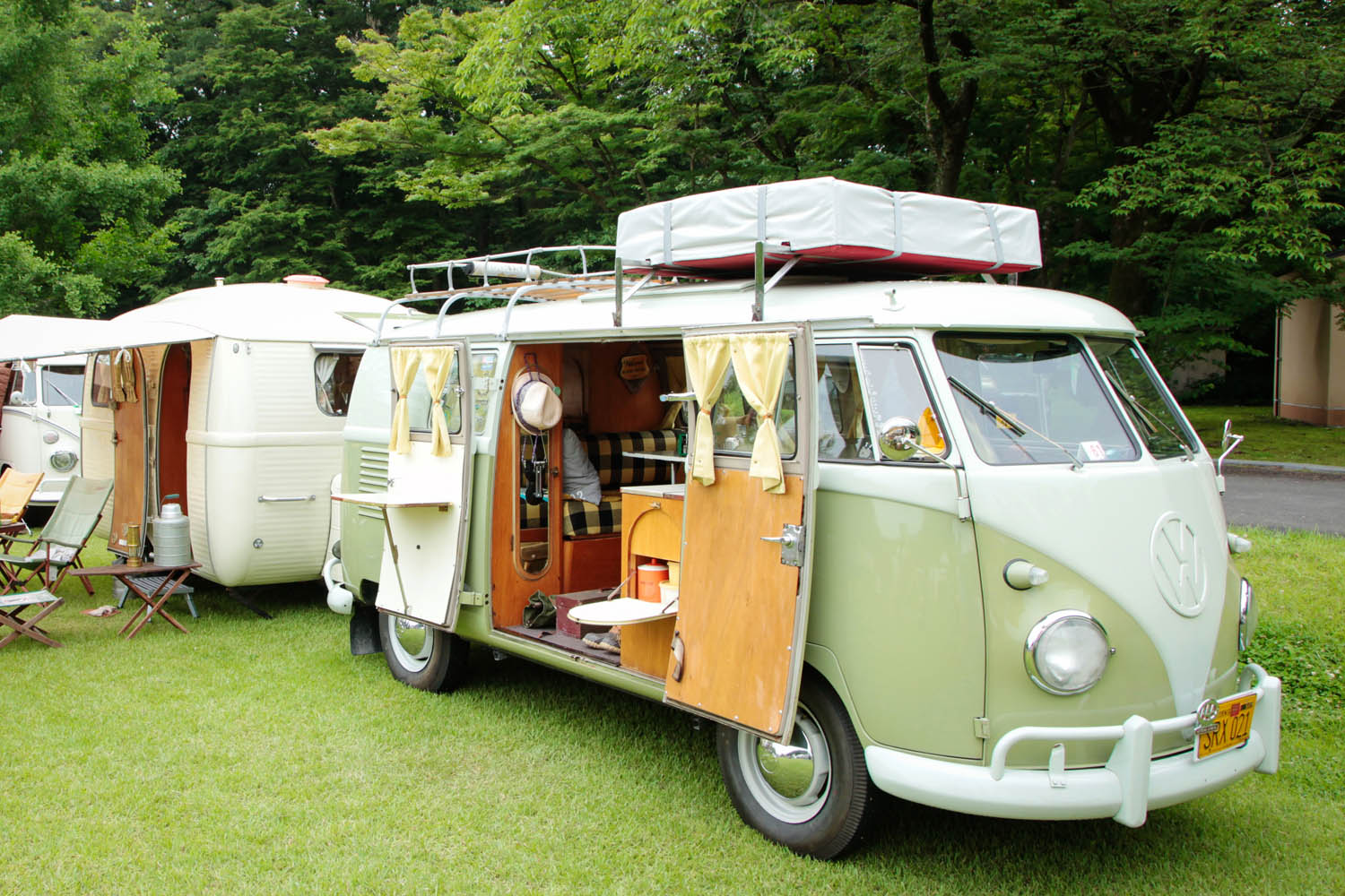 懐かしの「ワーゲンバス」キャンパーで「トレーラー」を牽引…どちらも