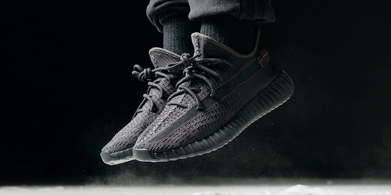 YEEZY BOOST 350 V2 オールブラックモデルの着用ビジュアルが登場