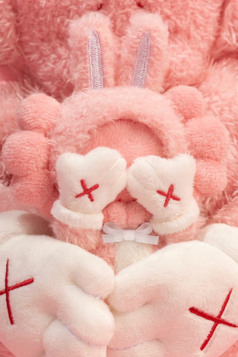 カウズがACCOMPLICEのぬいぐるみとランタンを発売 | Hypebeast.JP