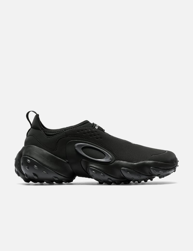 Oakley Oakley Edge Icon - スリッポン式PUレザー×ネオプレン、TPU補強