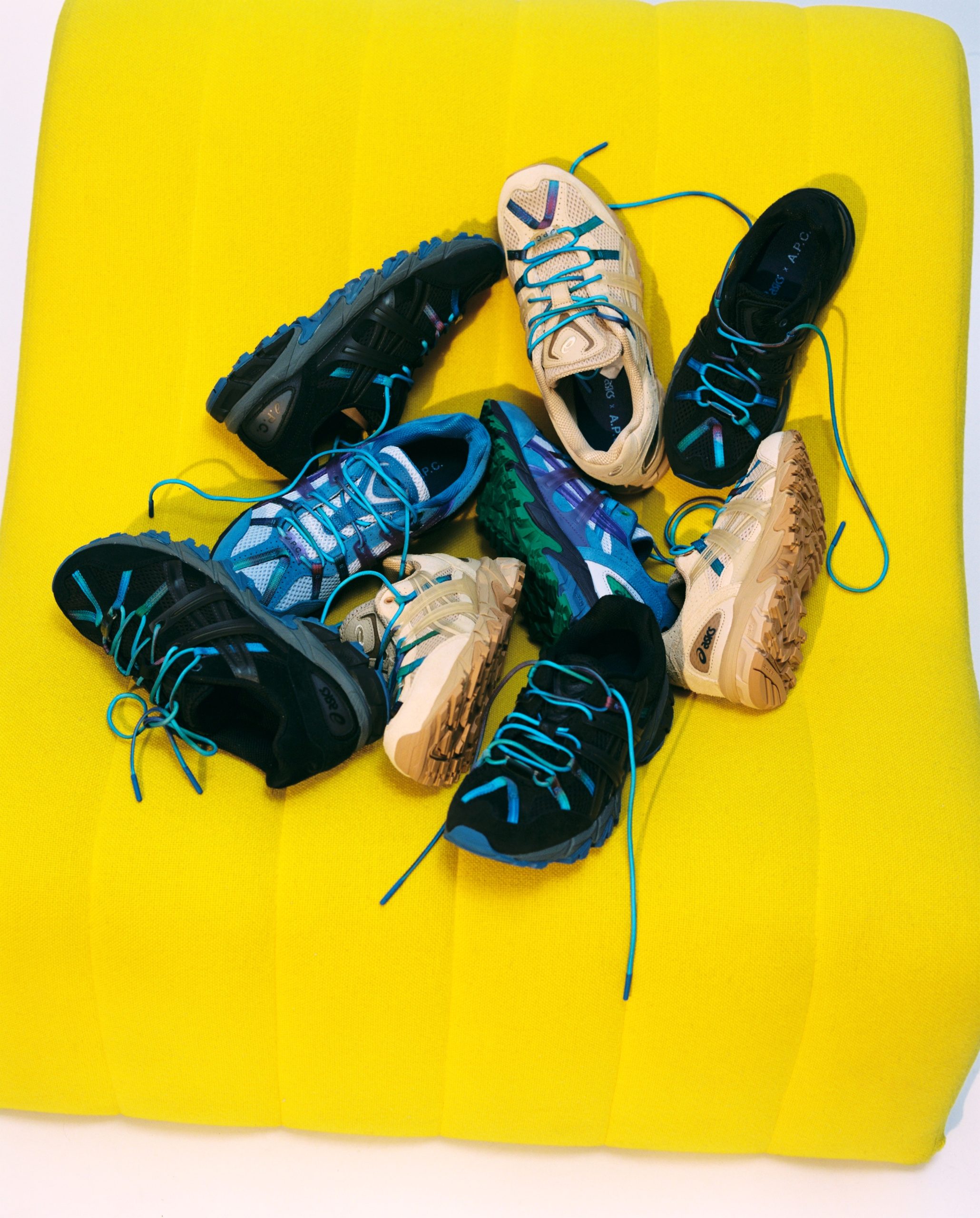 A.P.C.」と「アシックス」のコラボスニーカー発売 - TOKION