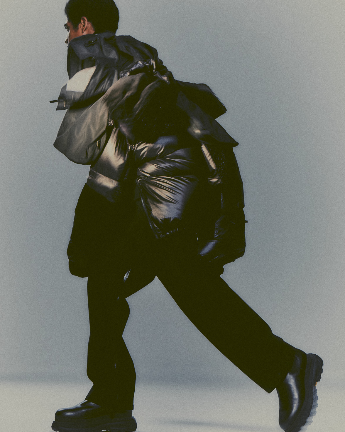 モンクレール」と「サカイ」がコラボ ダウンジャケットを含む2ルックを