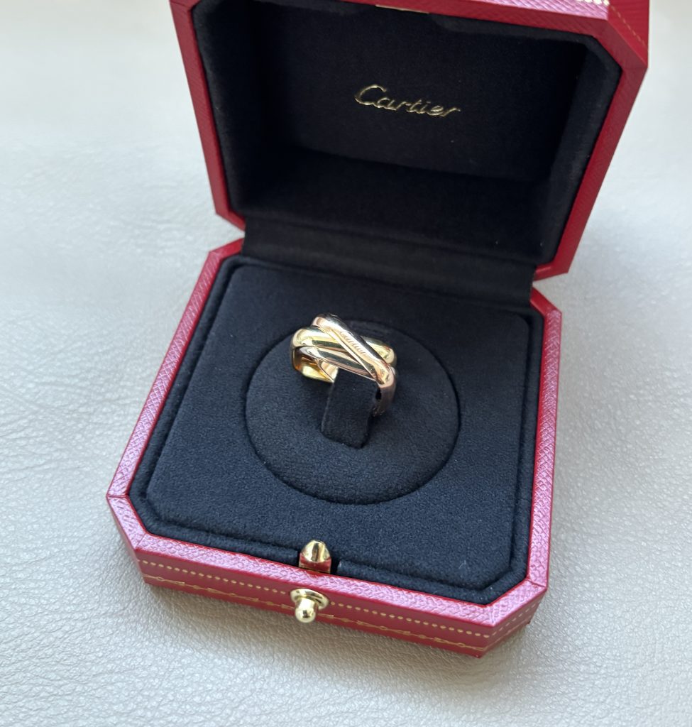 カルティエ新作の四角い「トリニティ」が想像以上に合わせやすい