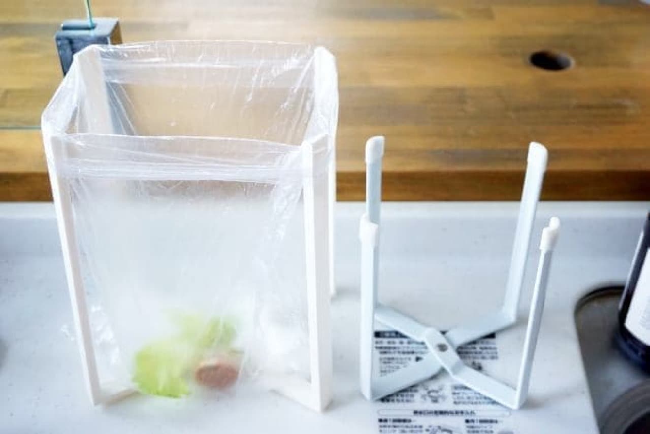 広げるとゴミ箱や水切りになるキャンドゥの「キッチンマルチスタンド