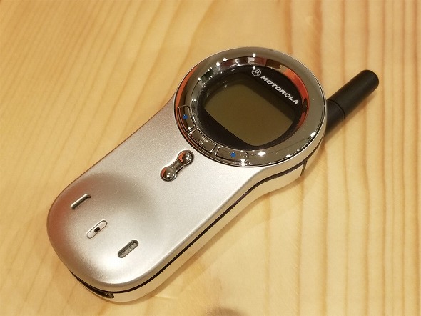 ベゼル回転機構がかっこいい！ Motorola「V70」（懐かしの海外ケータイ