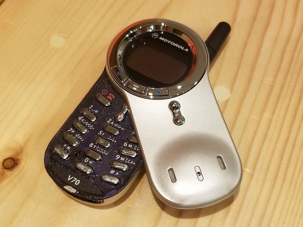 ベゼル回転機構がかっこいい！ Motorola「V70」（懐かしの海外ケータイ