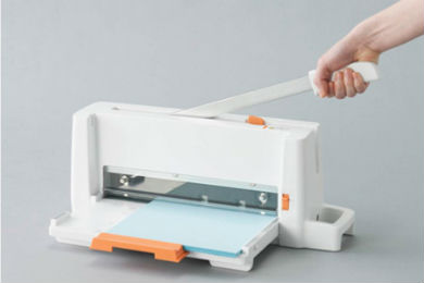 小さく、軽く、力のいらない折りたたみ式断裁機「PK-113」 プラスが