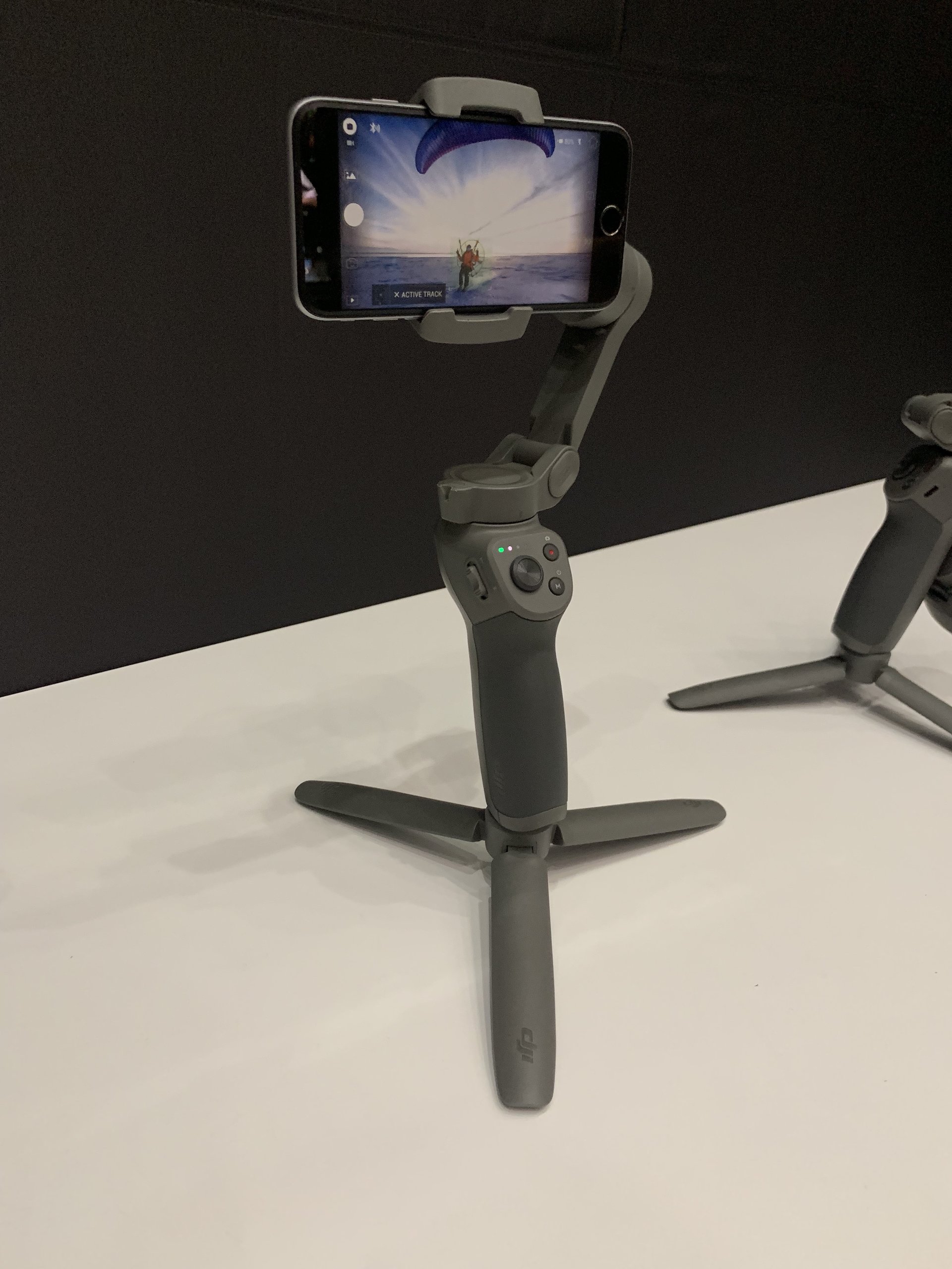 DJI、折りたためるスマートフォンジンバル「Osmo Mobile 3」発売