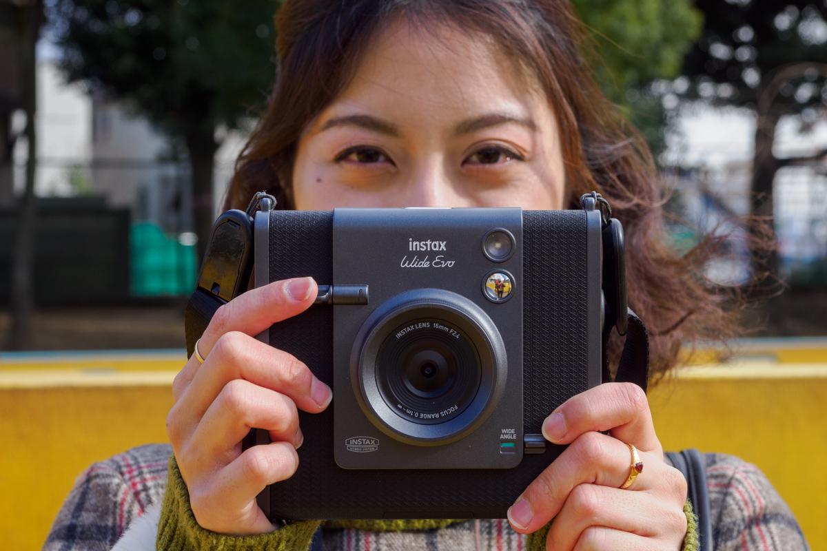 プリント前提、だから楽しい──「instax WIDE Evo」は大人の