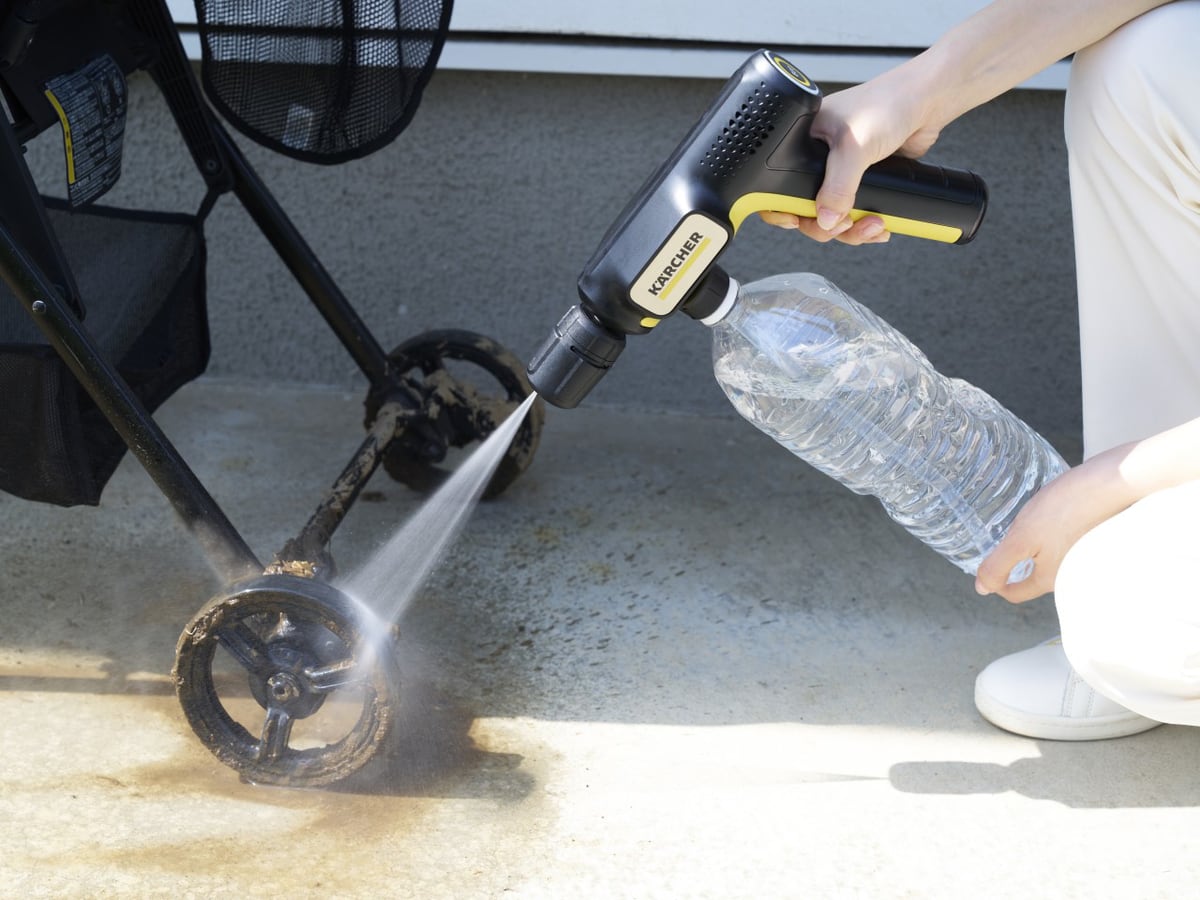 手のひらサイズの高圧洗浄機、ケルヒャーから ペットボトルで給水も
