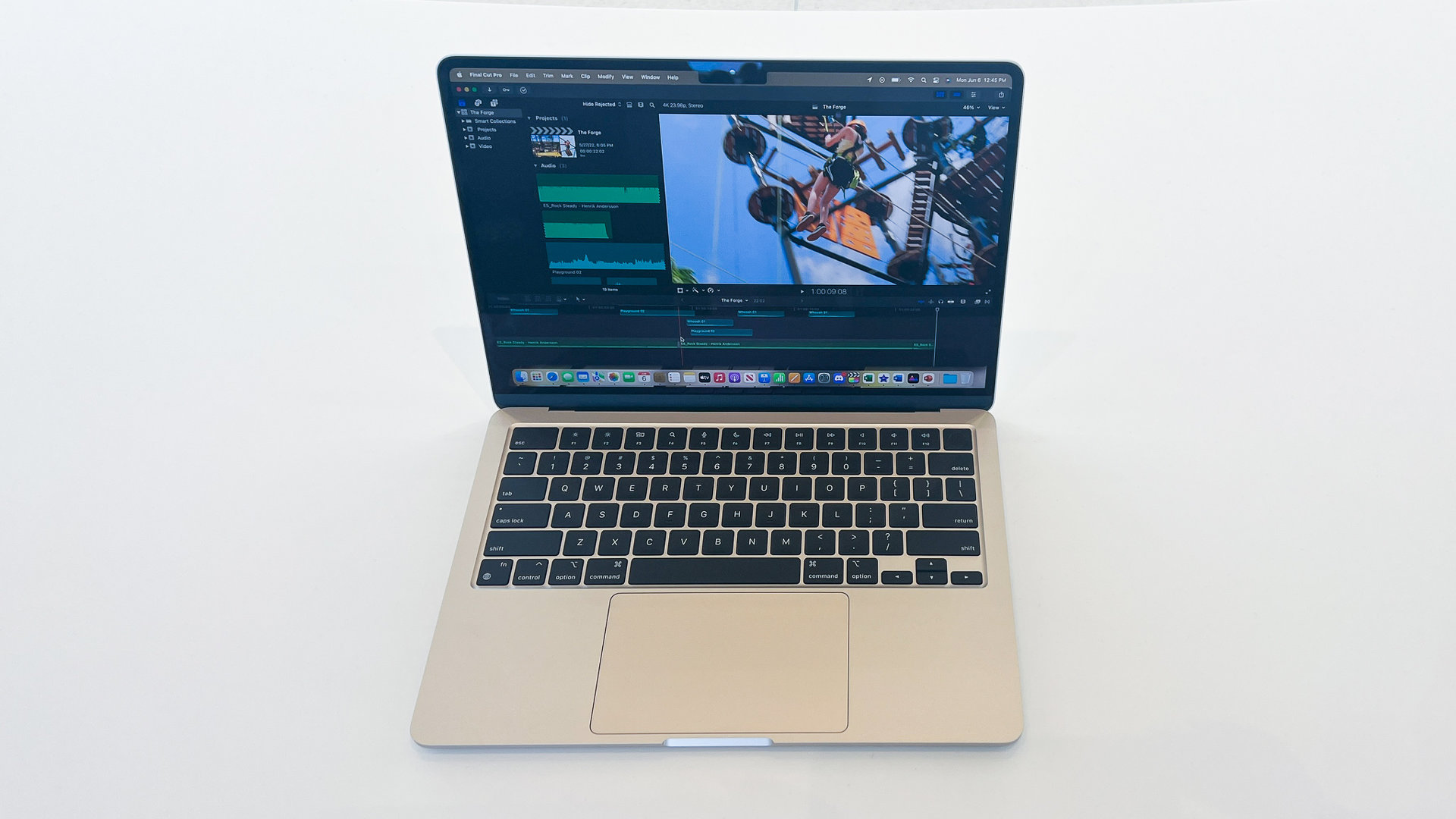 写真と動画で決める、M2 MacBook Airの色選び 新色のミッドナイトと