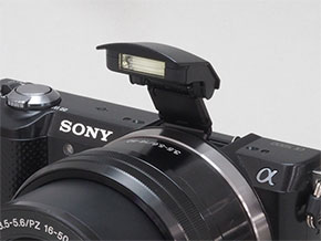 フルオートで楽しく撮れる“世界最軽量”ミラーレス ソニー「α5000」（1