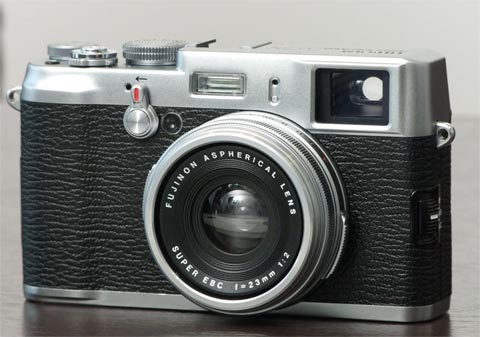 狙うは写真の原点――富士フイルム「FinePix X100」（1/2 ページ