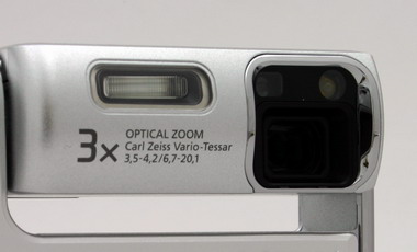 レンズ回転式サイバーショットが光学3倍ズームを搭載して登場――ソニー