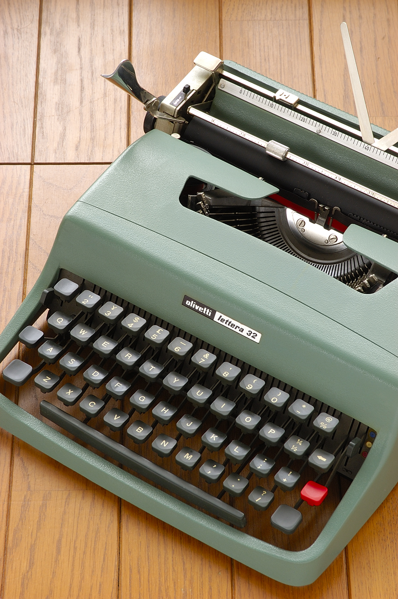 改行の所作がまだ美しかったころ――Olivetti「Lettera 32」：矢野渉の