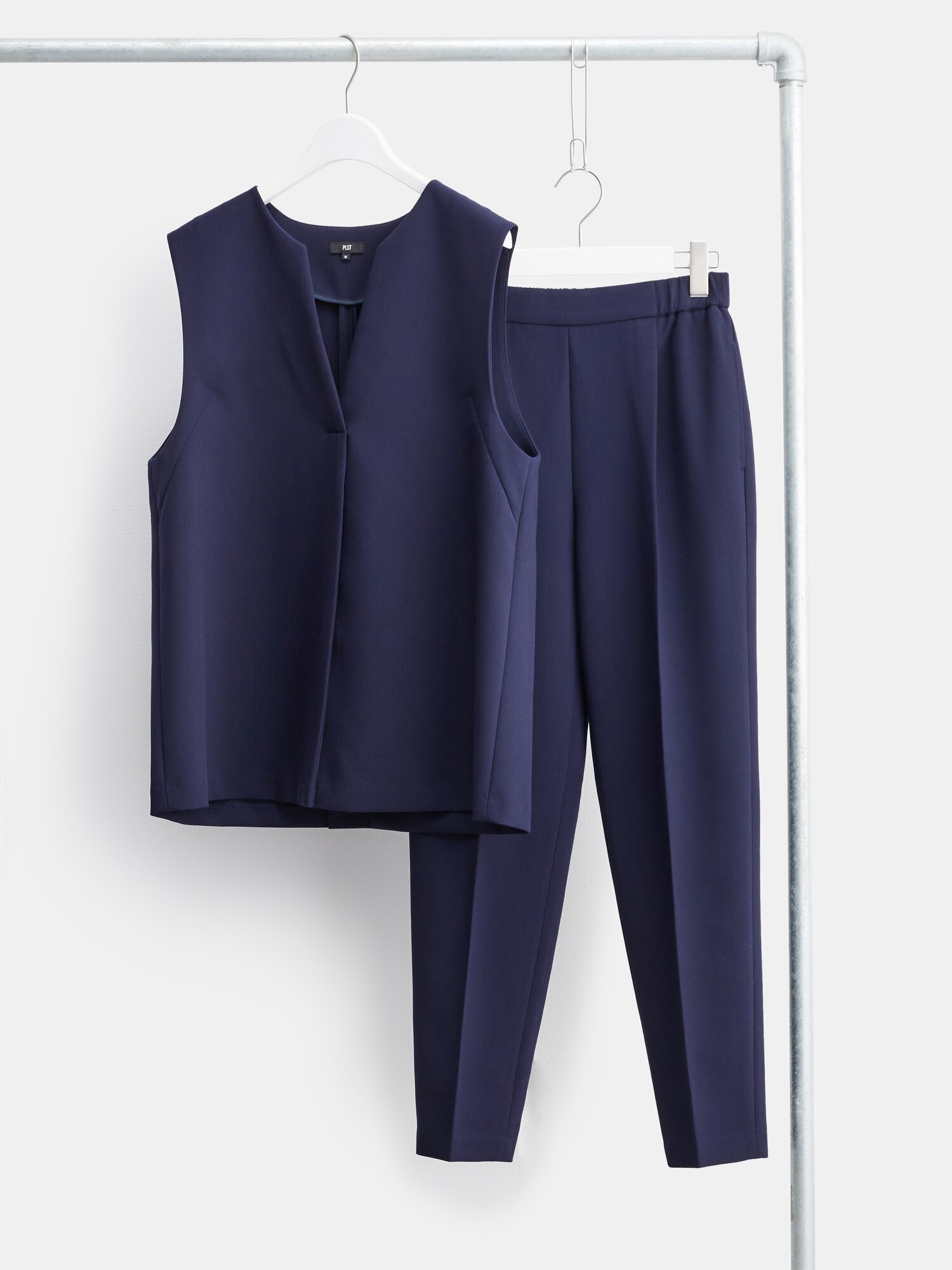 PLST(プラステ)公式 | フロントタックベストパンツセットアップ