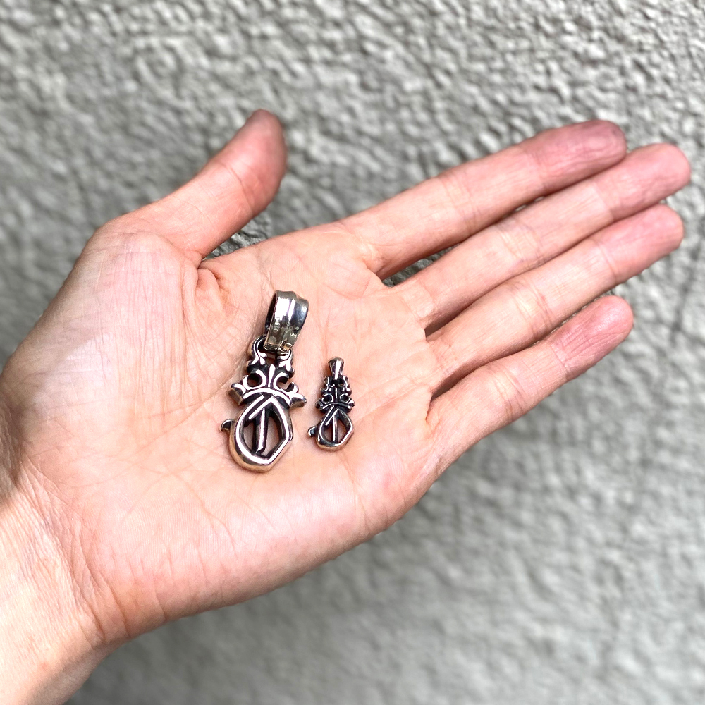 Billwallleather イニシャルクラウンペンダント | C．R．E．A．M．