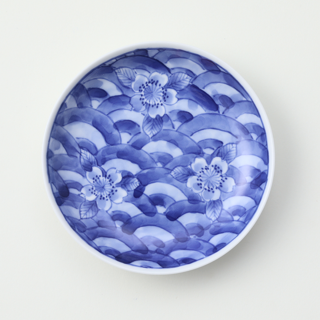 陶房義窯】［丸］染付青海波に桜絵豆皿 | 三川内焼オンライン・ショップ
